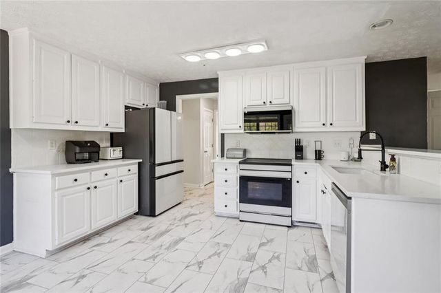 3382 Summit Glen Drive, Loganville, GA 30052