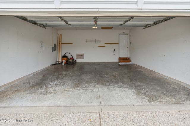 5908 Saddle Blanket Dr, Louisville, KY 40219