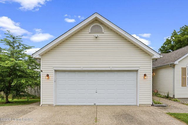 5908 Saddle Blanket Dr, Louisville, KY 40219