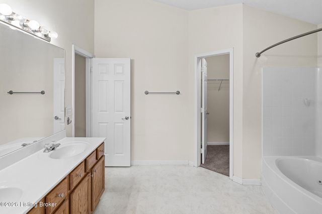 5908 Saddle Blanket Dr, Louisville, KY 40219