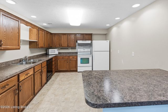 5908 Saddle Blanket Dr, Louisville, KY 40219