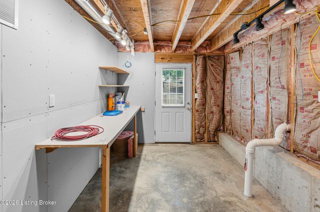 5908 Saddle Blanket Dr, Louisville, KY 40219