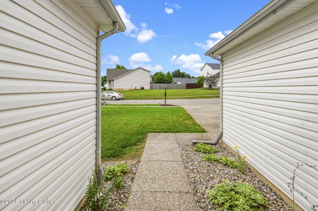 5908 Saddle Blanket Dr, Louisville, KY 40219