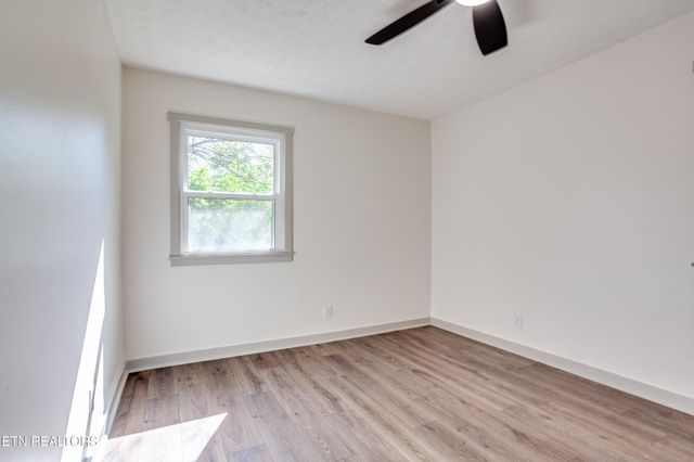 4304 NW Strolling Rd, Knoxville, TN 37912