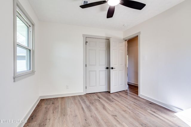 4304 NW Strolling Rd, Knoxville, TN 37912