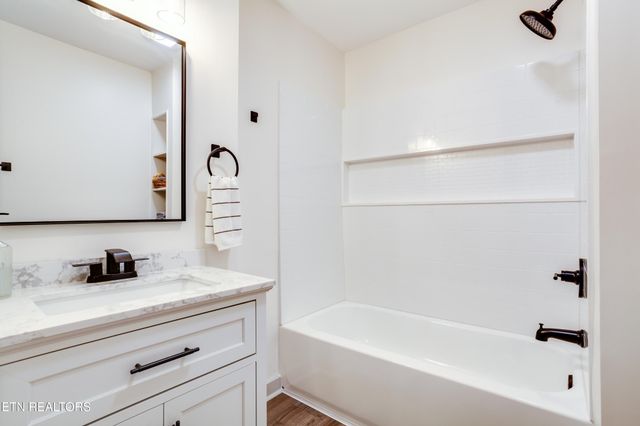 4304 NW Strolling Rd, Knoxville, TN 37912