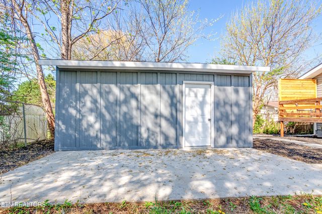 4304 NW Strolling Rd, Knoxville, TN 37912