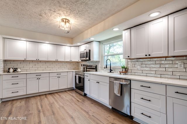 4304 NW Strolling Rd, Knoxville, TN 37912