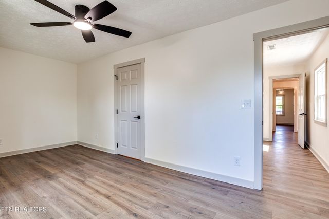 4304 NW Strolling Rd, Knoxville, TN 37912