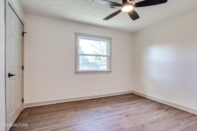 4304 NW Strolling Rd, Knoxville, TN 37912