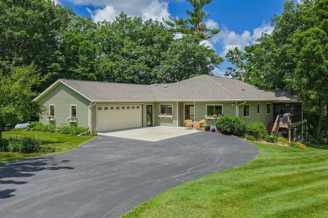S1501 Canary Court, La Valle, WI 53941