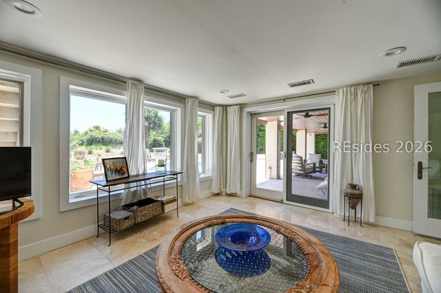 21 Barnacle Rd, Hilton Head Island, SC 29928