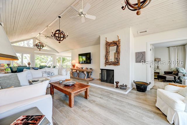 21 Barnacle Rd, Hilton Head Island, SC 29928