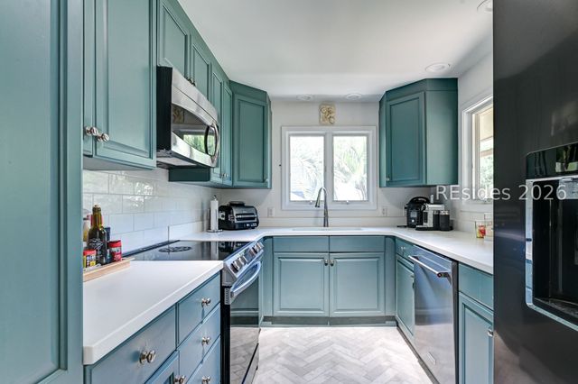21 Barnacle Rd, Hilton Head Island, SC 29928