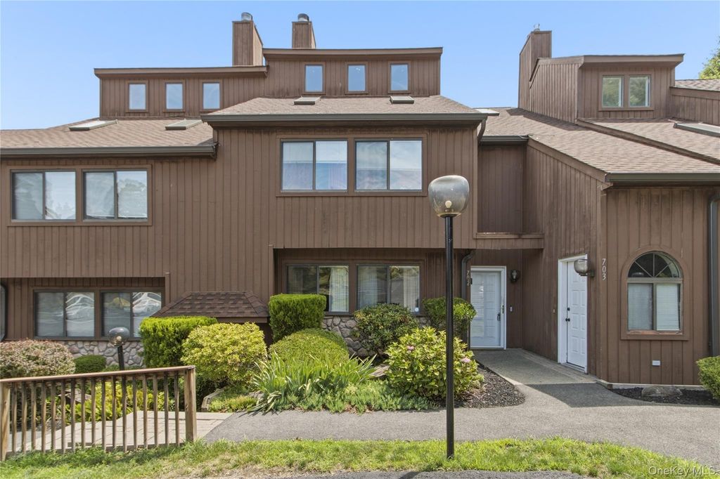 702 Scenic Lane, Poughkeepsie, NY 12603