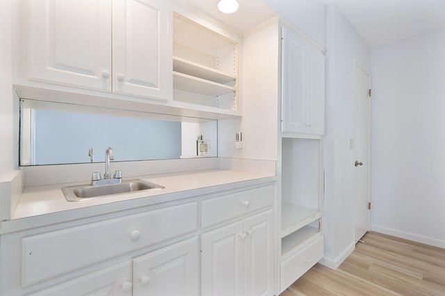 2502 American River Dr, Sacramento, CA 95864