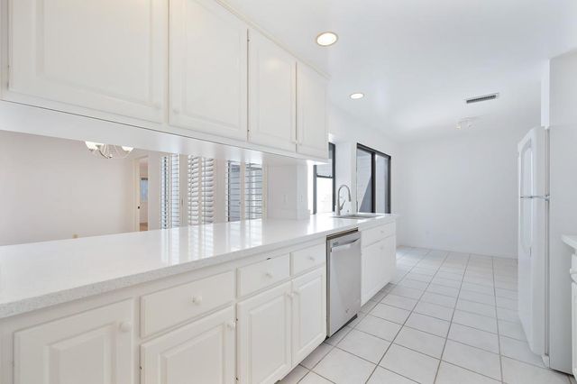 2502 American River Dr, Sacramento, CA 95864