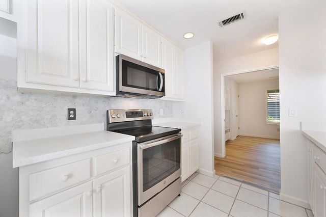 2502 American River Dr, Sacramento, CA 95864