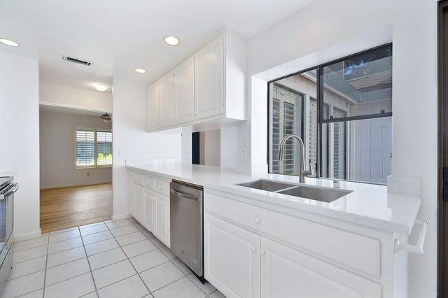 2502 American River Dr, Sacramento, CA 95864