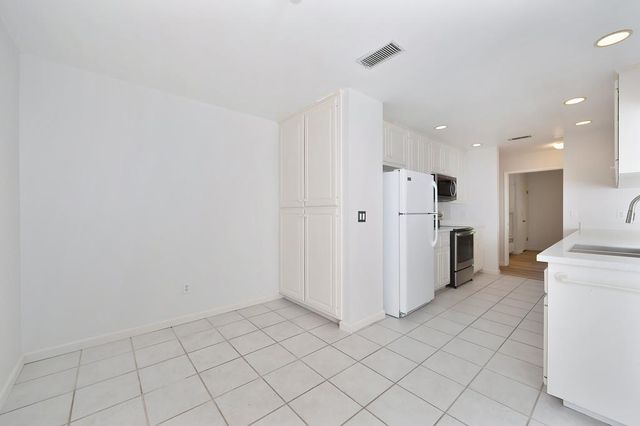 2502 American River Dr, Sacramento, CA 95864