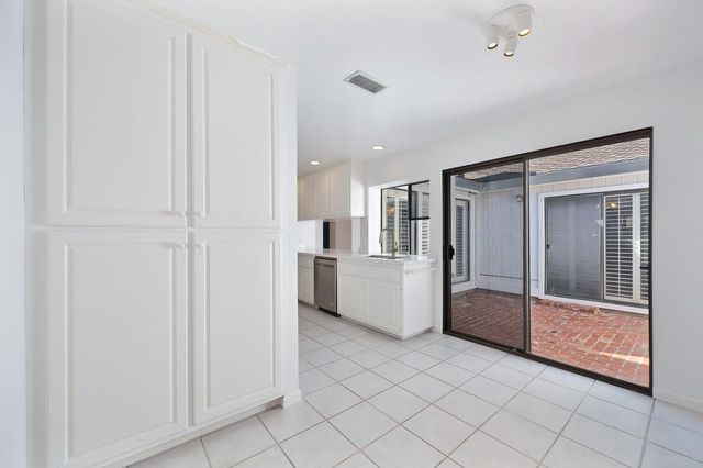 2502 American River Dr, Sacramento, CA 95864