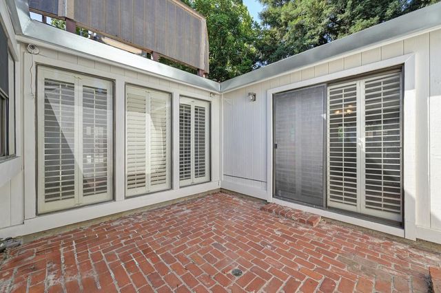 2502 American River Dr, Sacramento, CA 95864