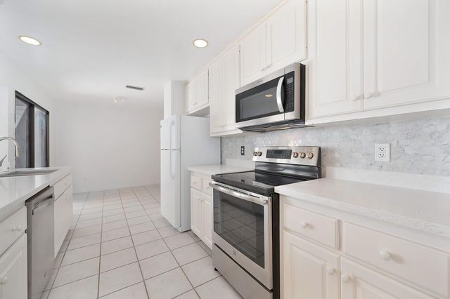 2502 American River Dr, Sacramento, CA 95864