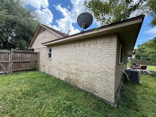 5122 Pepper Mill Street, Baytown, TX 77521