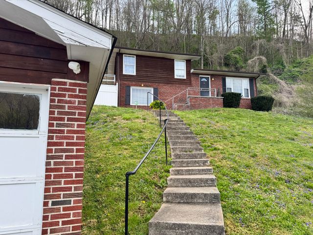 514 Cracker Bottom Rd Road, Martin, KY 41649