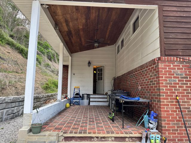 514 Cracker Bottom Rd Road, Martin, KY 41649