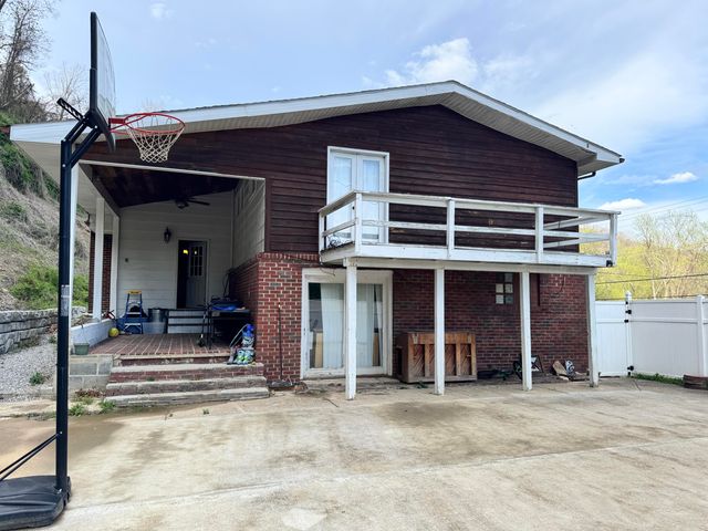 514 Cracker Bottom Rd Road, Martin, KY 41649