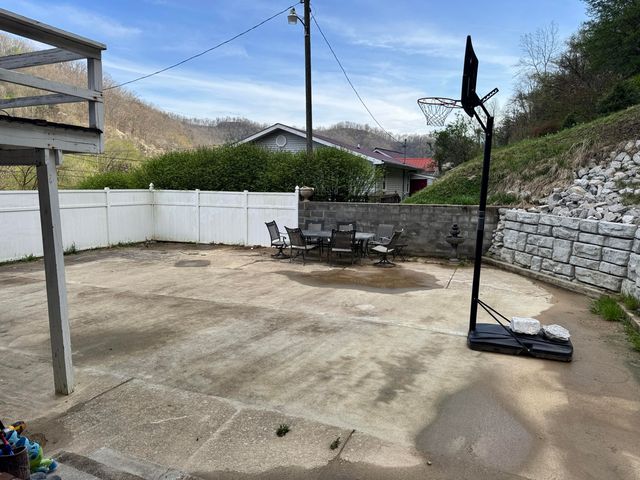 514 Cracker Bottom Rd Road, Martin, KY 41649