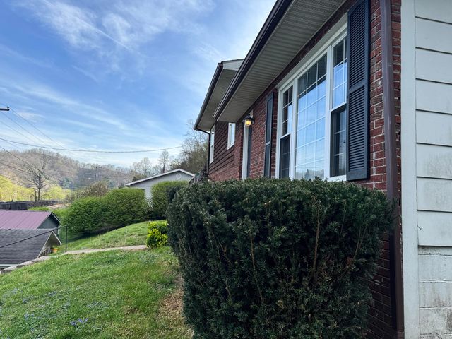 514 Cracker Bottom Rd Road, Martin, KY 41649