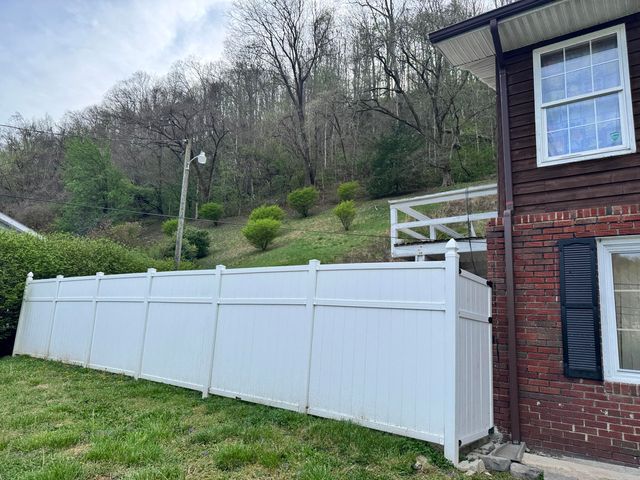 514 Cracker Bottom Rd Road, Martin, KY 41649