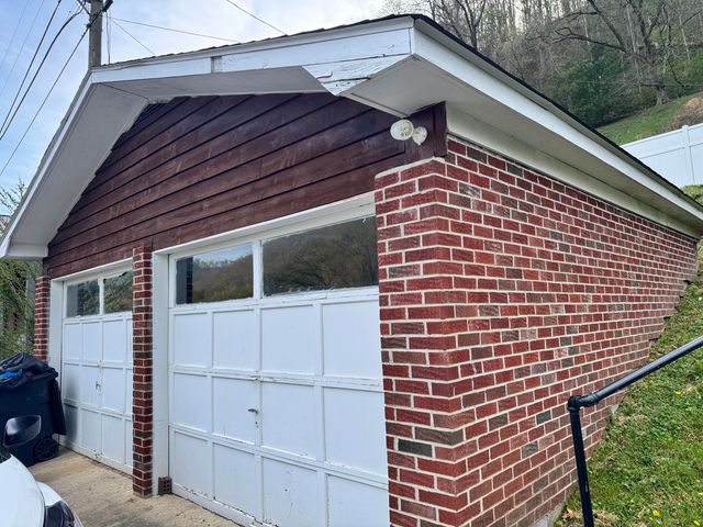 514 Cracker Bottom Rd Road, Martin, KY 41649