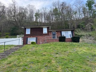 514 Cracker Bottom Rd Road, Martin, KY 41649