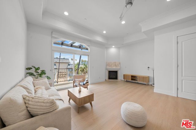 309 S Mariposa Avenue 301, Los Angeles, CA 90020