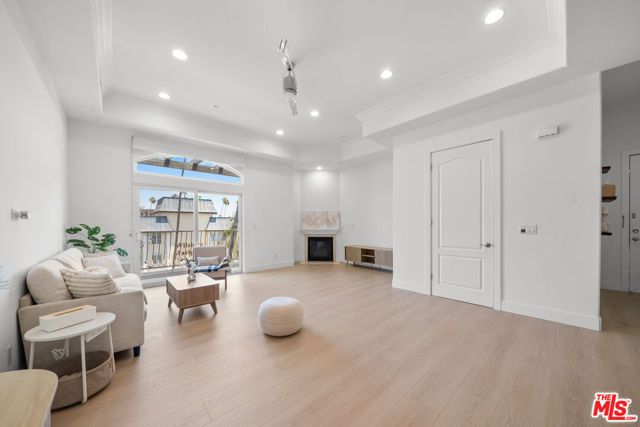 309 S Mariposa Avenue 301, Los Angeles, CA 90020