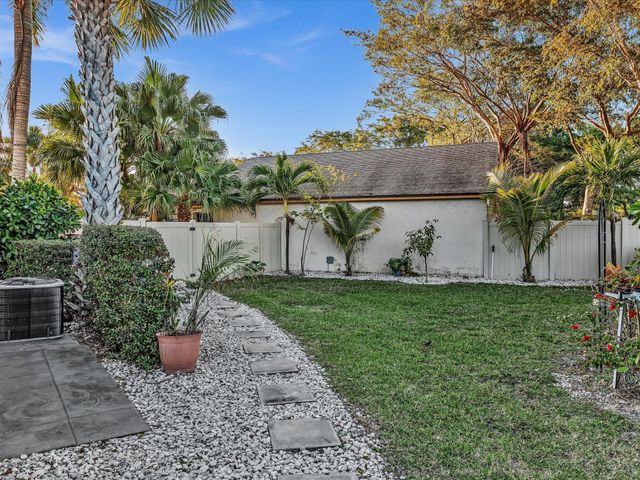 9043 Chatsworth Cascades, Boca Raton, FL 33434