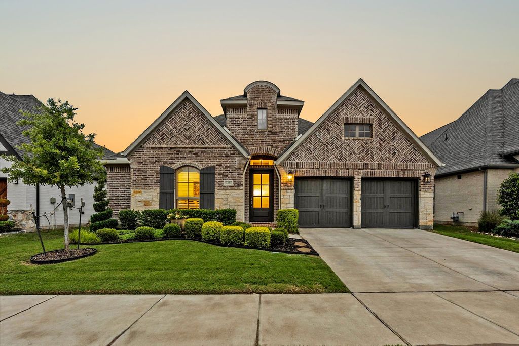 2422 Amesbury Drive, Midlothian, TX 76065