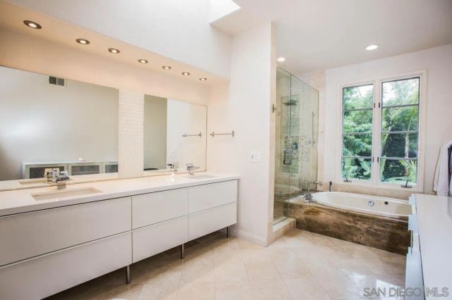 9768 Claiborne Square, La Jolla, CA 92037