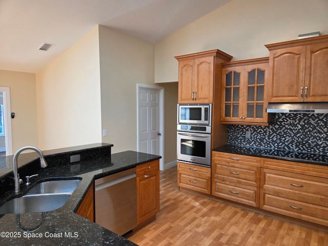 2437 Oakcrest Lane, West Melbourne, FL 32904