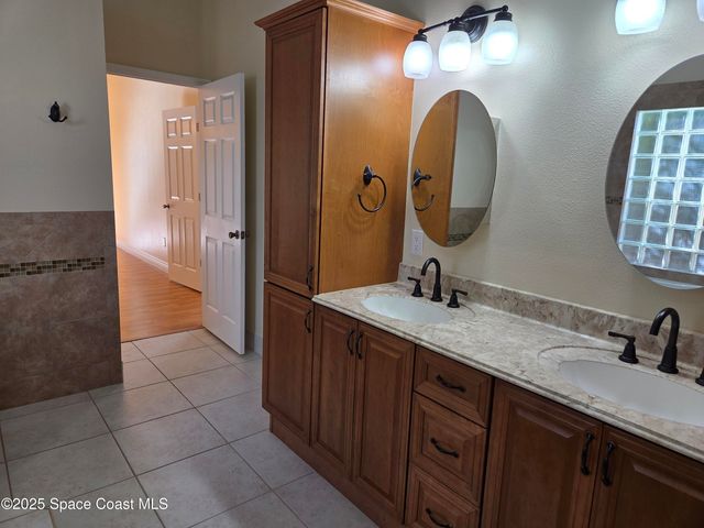 2437 Oakcrest Lane, West Melbourne, FL 32904