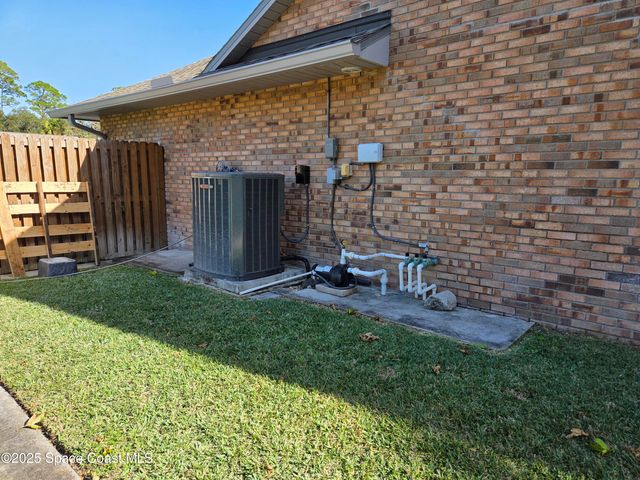 2437 Oakcrest Lane, West Melbourne, FL 32904