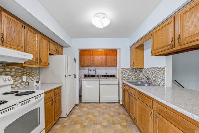 67 UNIVERSITY DRIVE, Fond Du Lac, WI 54935