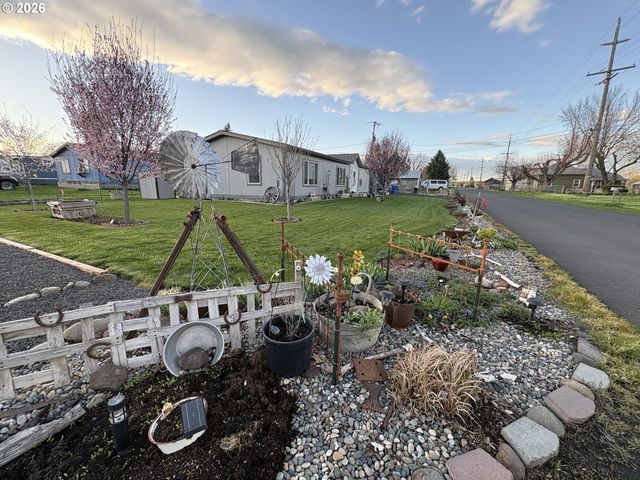 540 N Hunt St, Athena, OR 97813