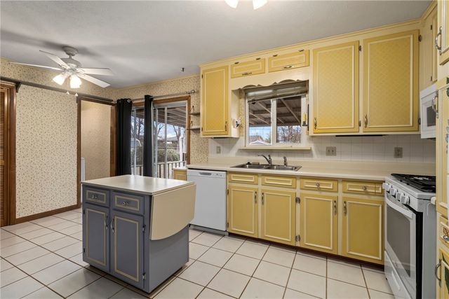 838 S Cherry Street, Siloam Springs, AR 72761