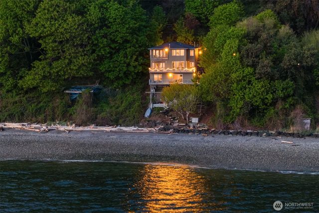 10835 Arroyo Beach Place SW, Seattle, WA 98146