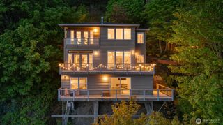 10835 Arroyo Beach Place SW, Seattle, WA 98146