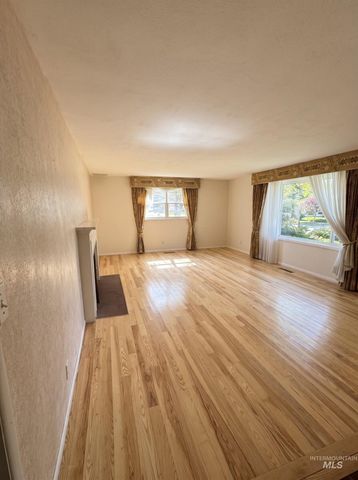 2708 N Redway Rd, Boise, ID 83704